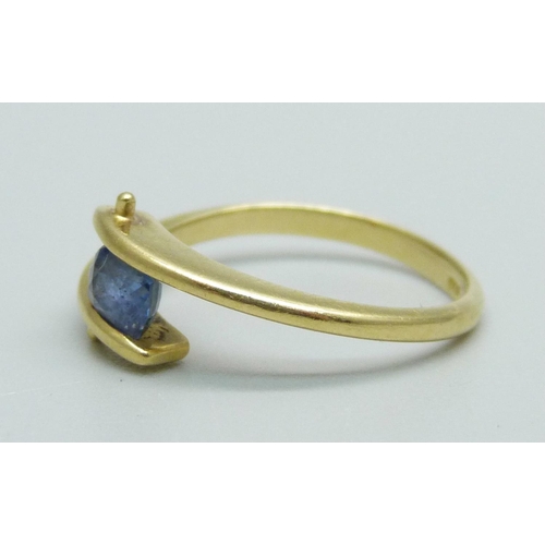 1045 - An 18ct gold ring set with a blue sapphire, 3.9g, L, with certificate