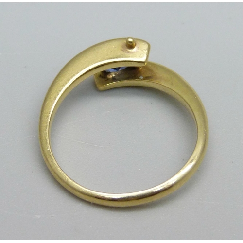 1045 - An 18ct gold ring set with a blue sapphire, 3.9g, L, with certificate