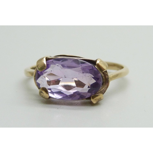 1047 - A yellow metal and amethyst ring, stamped 585, 2.9g, R, stone requires re-setting