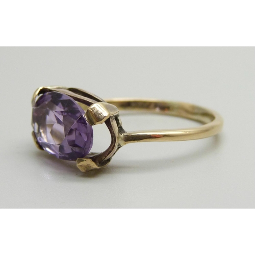 1047 - A yellow metal and amethyst ring, stamped 585, 2.9g, R, stone requires re-setting