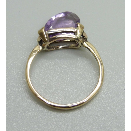 1047 - A yellow metal and amethyst ring, stamped 585, 2.9g, R, stone requires re-setting