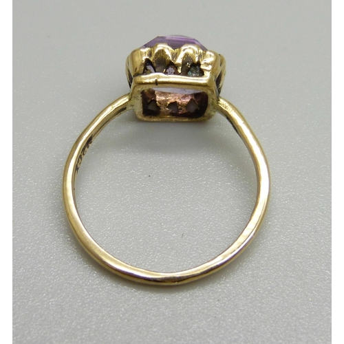 1048 - A 22ct gold and amethyst ring, a/f, 3.8g, P