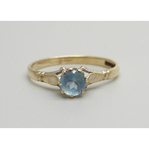 1050 - A 9ct gold and blue stone solitaire ring, 1.6g, O