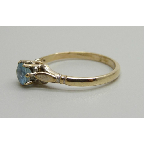 1050 - A 9ct gold and blue stone solitaire ring, 1.6g, O