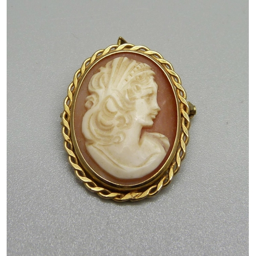 1051 - A 9ct gold mounted cameo brooch, 5g