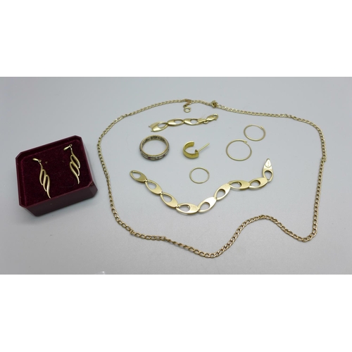 1053 - A 9ct gold bracelet, a/f, a 9ct gold chain, a 9ct gold and silver ring, etc., (chain and bracelet 3.... 