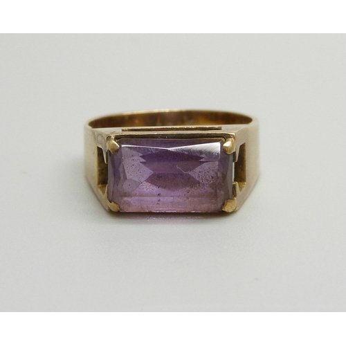 1056 - A 9ct gold and amethyst ring, 4.4g, O