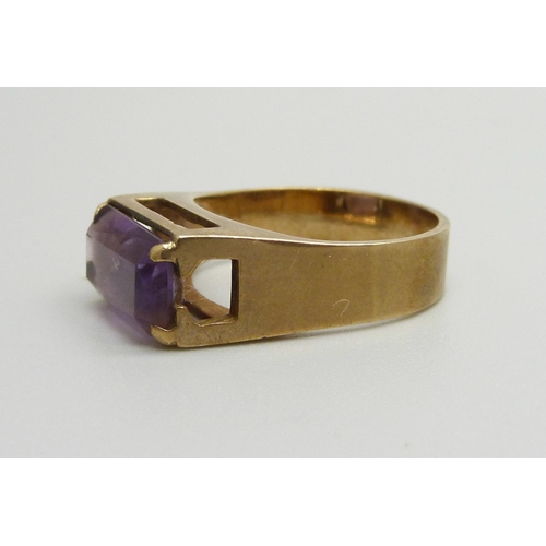 1056 - A 9ct gold and amethyst ring, 4.4g, O