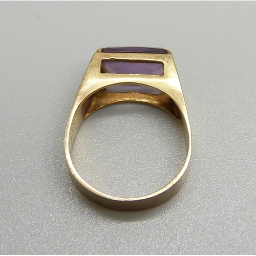 1056 - A 9ct gold and amethyst ring, 4.4g, O