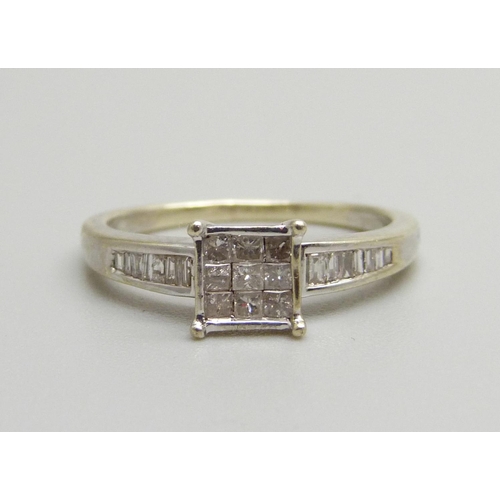 1061 - A 9ct white gold Princess cut twenty-three stone diamond ring, 2g, L