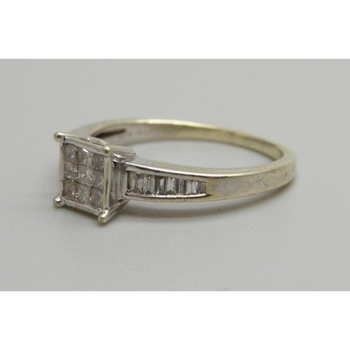 1061 - A 9ct white gold Princess cut twenty-three stone diamond ring, 2g, L