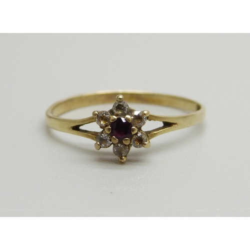 1062 - A 9ct gold, garnet and white stone cluster ring, 1.1g, N