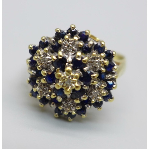 1069 - An 18ct gold, sapphire and diamond dress ring, 5.9g, T