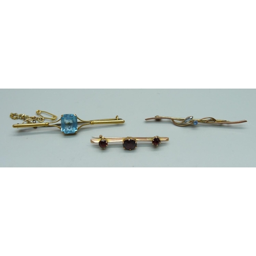 1075 - Three 9ct gold brooches, 6.6g, (with metal pins)