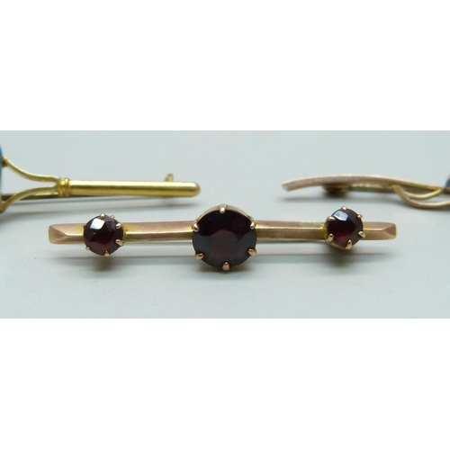 1075 - Three 9ct gold brooches, 6.6g, (with metal pins)