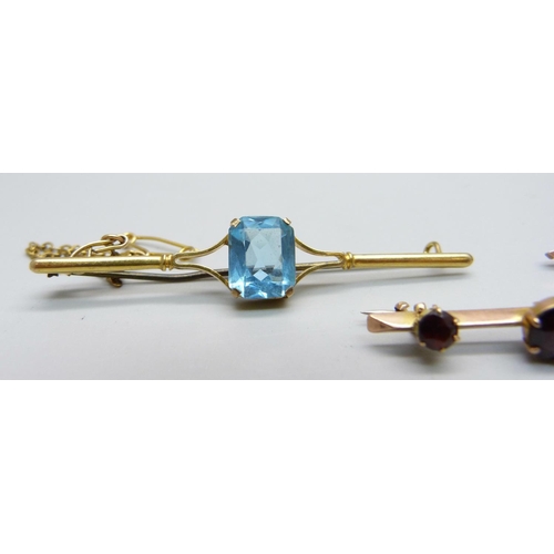 1075 - Three 9ct gold brooches, 6.6g, (with metal pins)