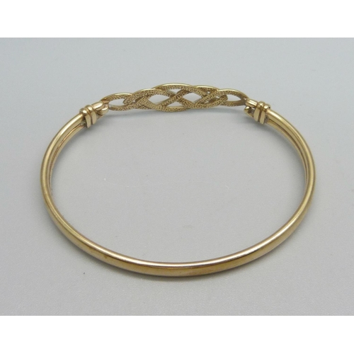 1077 - A 9ct gold bangle, 7.5g