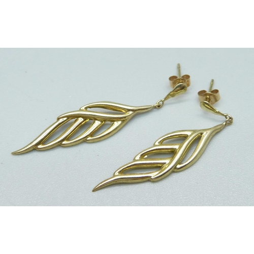 1078 - A pair of 9ct gold drop earrings, 0.8g