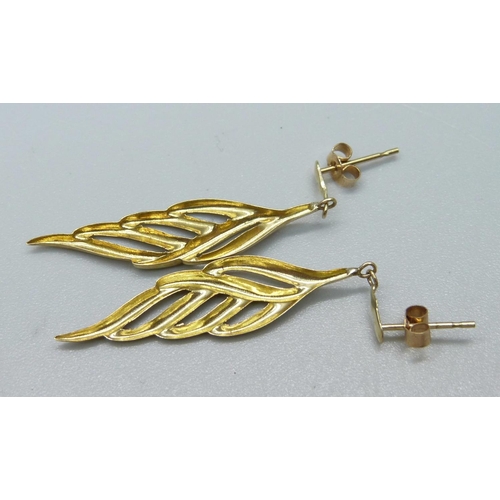 1078 - A pair of 9ct gold drop earrings, 0.8g