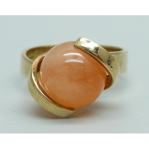 1092 - A 9ct gold and stone set ring, 4.9g, L