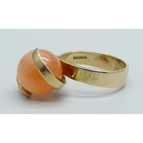 1092 - A 9ct gold and stone set ring, 4.9g, L