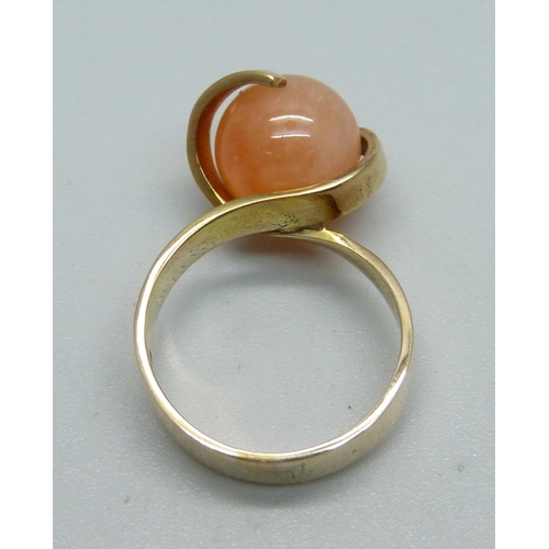 1092 - A 9ct gold and stone set ring, 4.9g, L