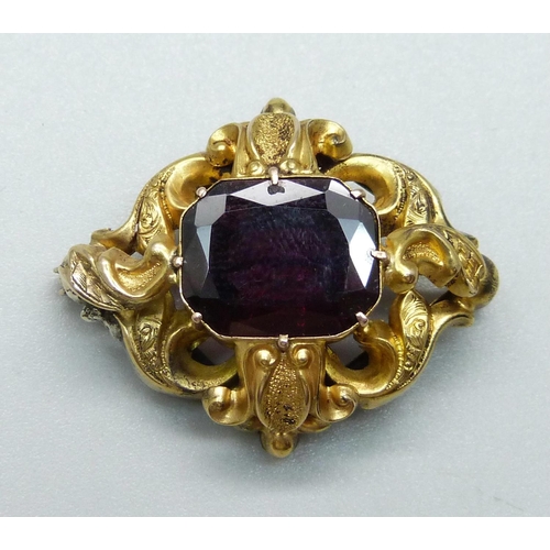 1093 - An antique yellow metal and amethyst brooch, 5.9g