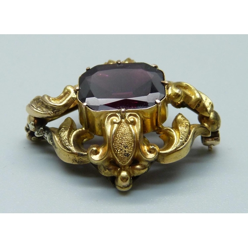 1093 - An antique yellow metal and amethyst brooch, 5.9g