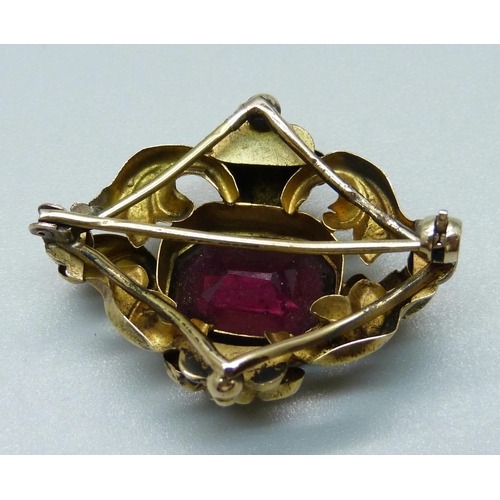 1093 - An antique yellow metal and amethyst brooch, 5.9g