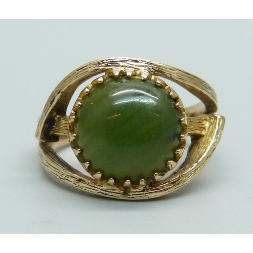 1094 - A 9ct gold and jade ring, 4.2g, K