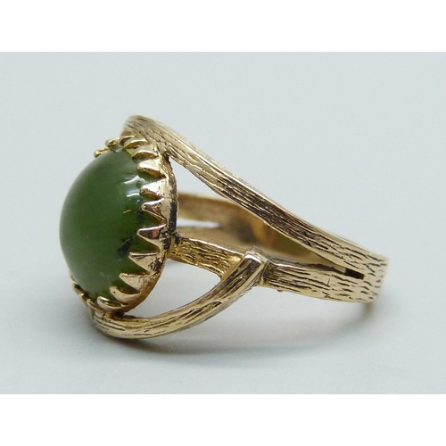 1094 - A 9ct gold and jade ring, 4.2g, K