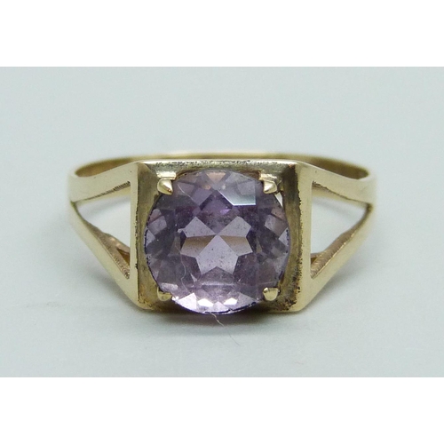 1096 - A 9ct gold and amethyst solitaire ring, 2.1g, Q