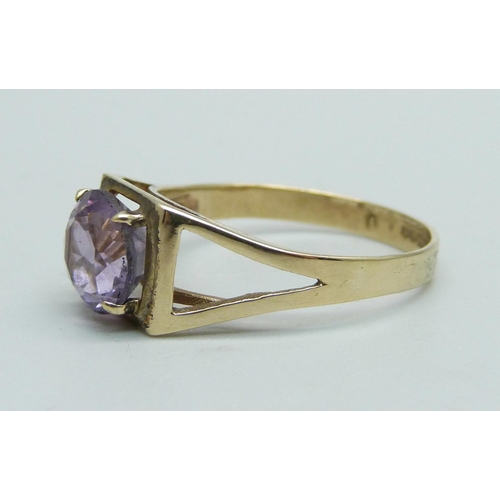 1096 - A 9ct gold and amethyst solitaire ring, 2.1g, Q