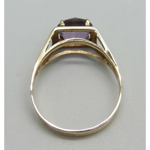 1096 - A 9ct gold and amethyst solitaire ring, 2.1g, Q