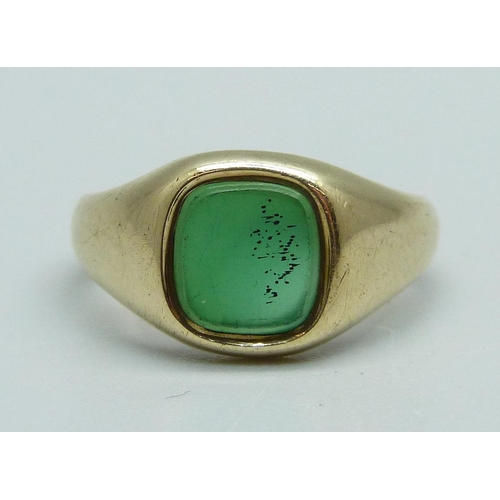 1097 - A 9ct gold and chalcedony signet ring, 3.3g, J