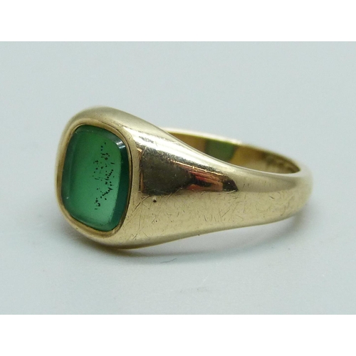 1097 - A 9ct gold and chalcedony signet ring, 3.3g, J