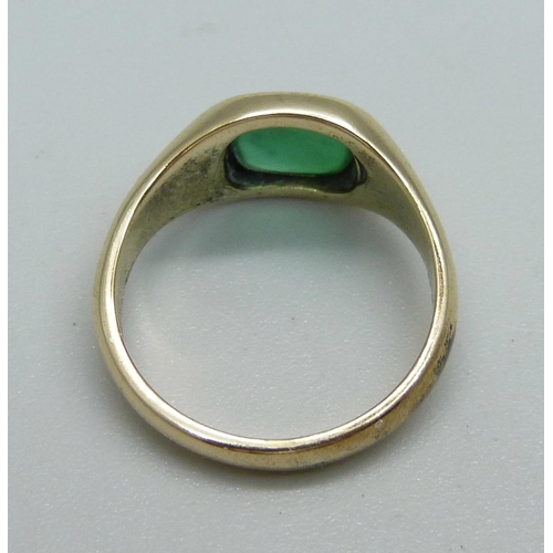 1097 - A 9ct gold and chalcedony signet ring, 3.3g, J