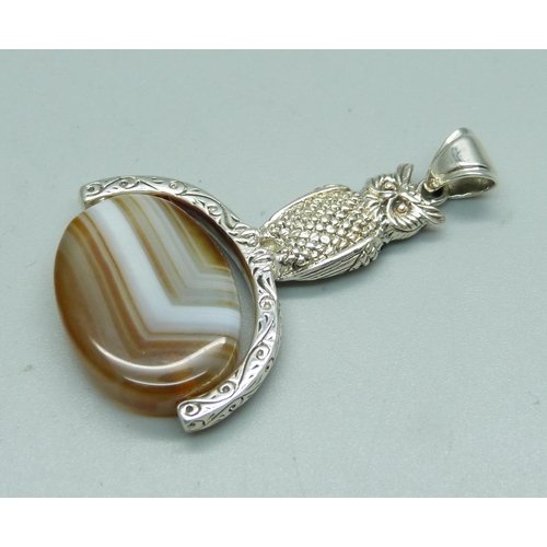 1111 - A silver owl and agate swivel fob or pendant