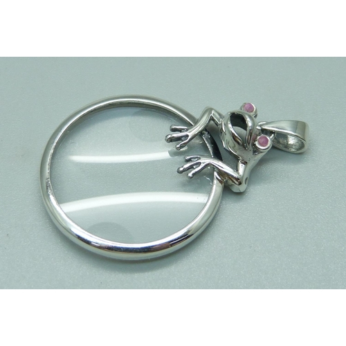 1113 - A silver frog magnifying glass pendant