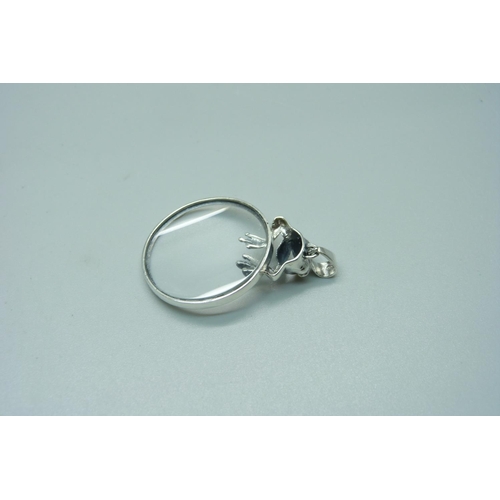 1113 - A silver frog magnifying glass pendant