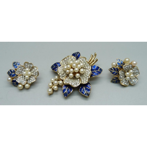 1120 - A Trifari brooch and earrings