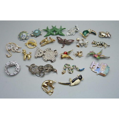 1121 - Twenty-three bird and animal brooches