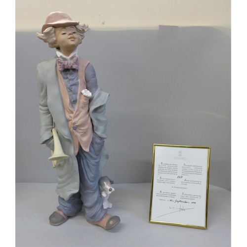 607 - A large Lladro figure of a clown, Mischievous Musician, limited edition 249/350, 46cm