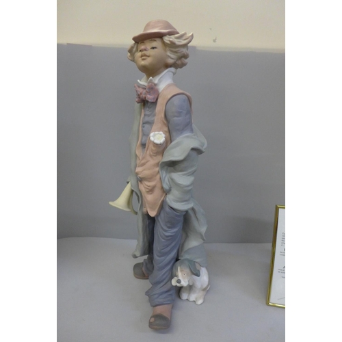 607 - A large Lladro figure of a clown, Mischievous Musician, limited edition 249/350, 46cm