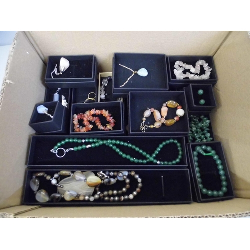 659 - Twenty-four items of semi-precious stone jewellery