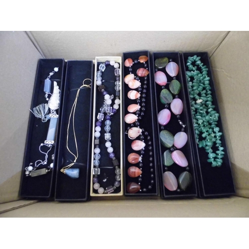 659 - Twenty-four items of semi-precious stone jewellery