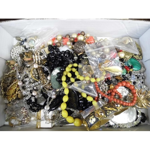 678 - Costume jewellery