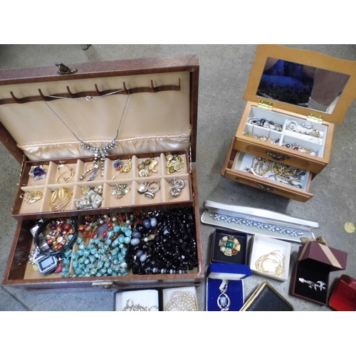 724 - Costume jewellery and two jewellery boxes