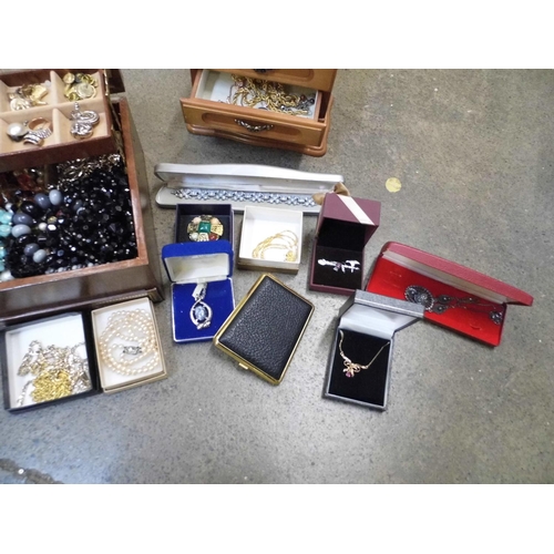 724 - Costume jewellery and two jewellery boxes