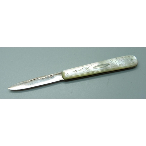 811 - A Victorian silver and mother of pearl fruit knife, Birmingham 1890, Hilliard & Thomason